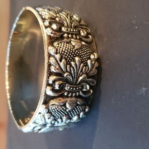 Vintage silvertone hinged cuff bracelet